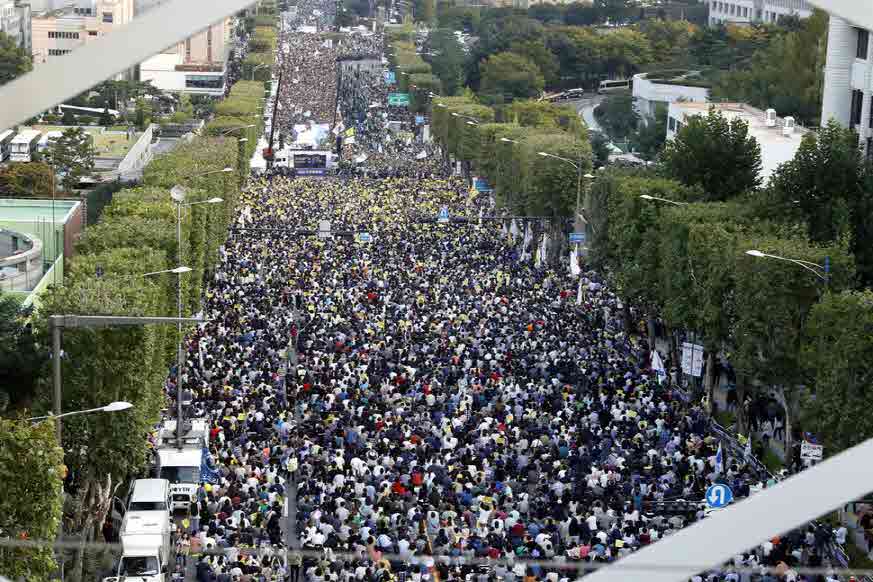 사법적폐청산 범국민 시민연대‘ 주최 7차 촛불집회가 28일 오후 서울 서초동 서울중앙지검 앞에서 열려 참가 시민들이 검찰 개혁을 외치고 있다. 이정아 기자 leej@hani.co.kr