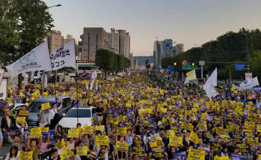 사법적폐청산 범국민 시민연대 주최 7차 촛불집회가 28일 오후 서울 서초동 서울중앙지검 앞에서 열려 참가 시민들이 검찰개혁을 외치고 있다. 신소영 기자 viator@hani.co.kr