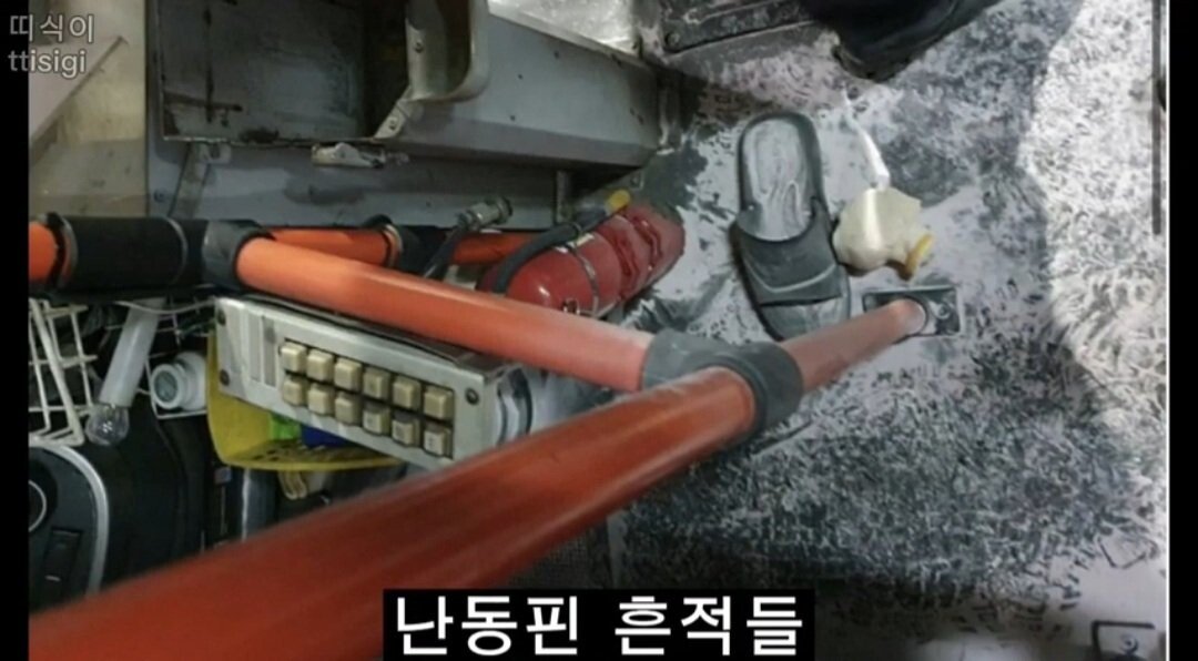 마스크 착용 요구에 버스기사 때리고 소화기 분사한 30대 여성 - 꾸르