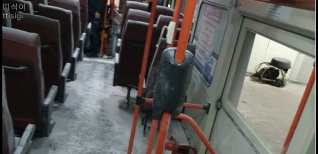 마스크 착용 요구에 버스기사 때리고 소화기 분사한 30대 여성 - 꾸르