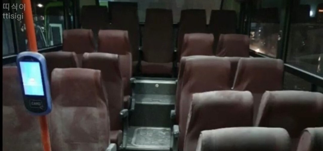 마스크 착용 요구에 버스기사 때리고 소화기 분사한 30대 여성 - 꾸르