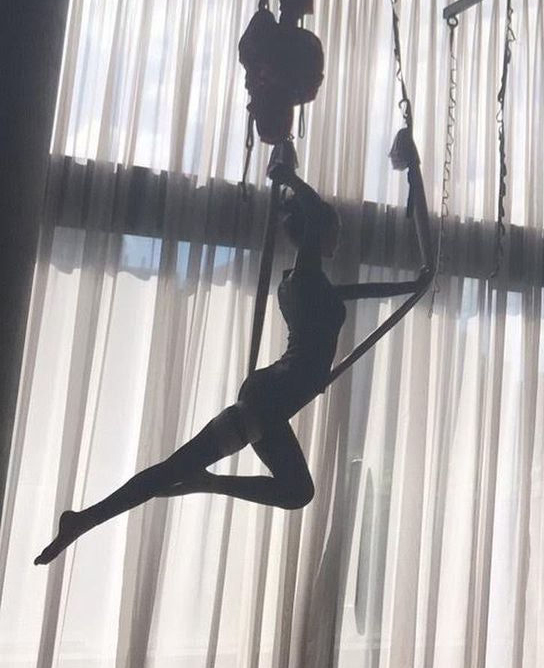 요가하는 카리나 실루엣 - 꾸르