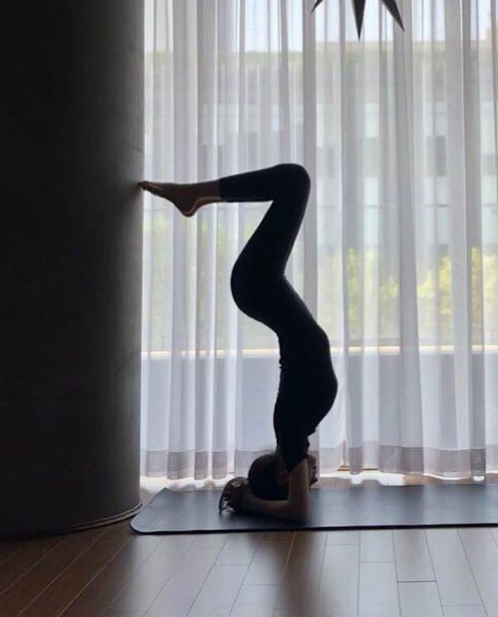 요가하는 카리나 실루엣 - 꾸르