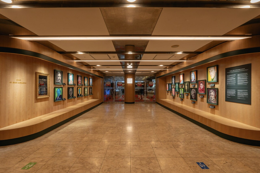 10년간의 빈자리를 채우는 한강 작가 초상화