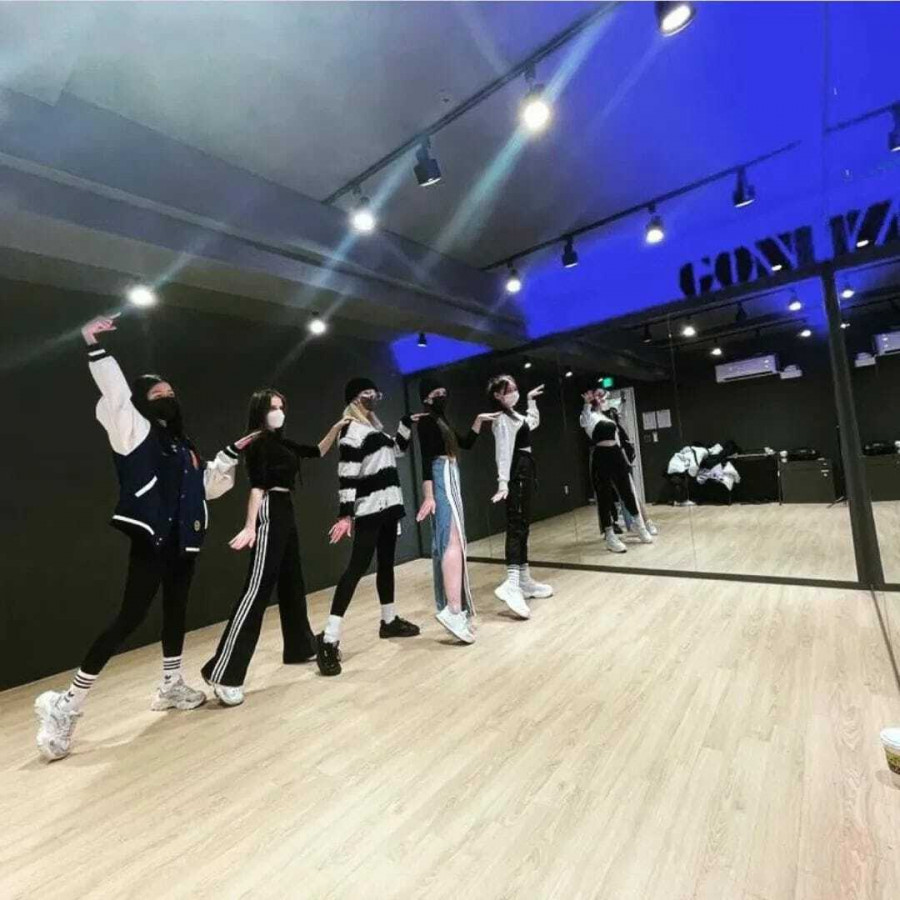 서양인 멤버 2명 포함된 데뷔 예정 신인걸그룹